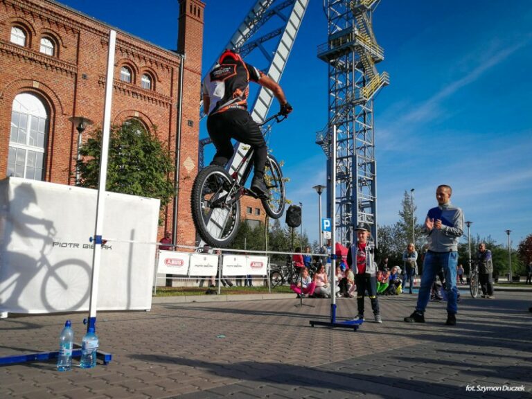 Zdjęcie człowieka skaczącego na rowerze przy Parku Tradycji